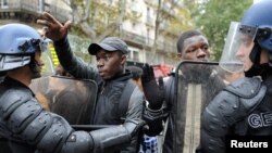 Srednjoškolci tokom sukoba demonstranata i policije na ulicama Pariza, 19. oktobar 2010.