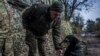 Солдат грає із собакою на передовій. Донбас, жовтень 2016 року