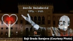 A szarajevói városháza tiszteleg a szerb dalszerző és énekes, Djordje Balasevic előtt 2021. február 20-án