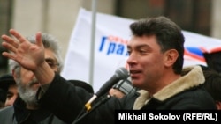 Moskwa, Boris Nemtsow mitingde çykyş edýär, 24-nji noýabr, 2007 ý.