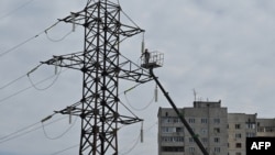 A municipal worker repairs a power line after a Russian missile attack on the northeastern Ukrainian city Kharkiv. (file photo)