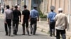 Polisiýa işgärleri bilen graždan adamlar metjide barýarlar, Duşenbe, Täjigistan. 