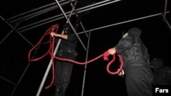 Iranian police officers prepare a noose for a hanging. UN experts have called on majority Shi'ite Muslim Iran to stop the persecution and harassment of religious minorities. (file photo)