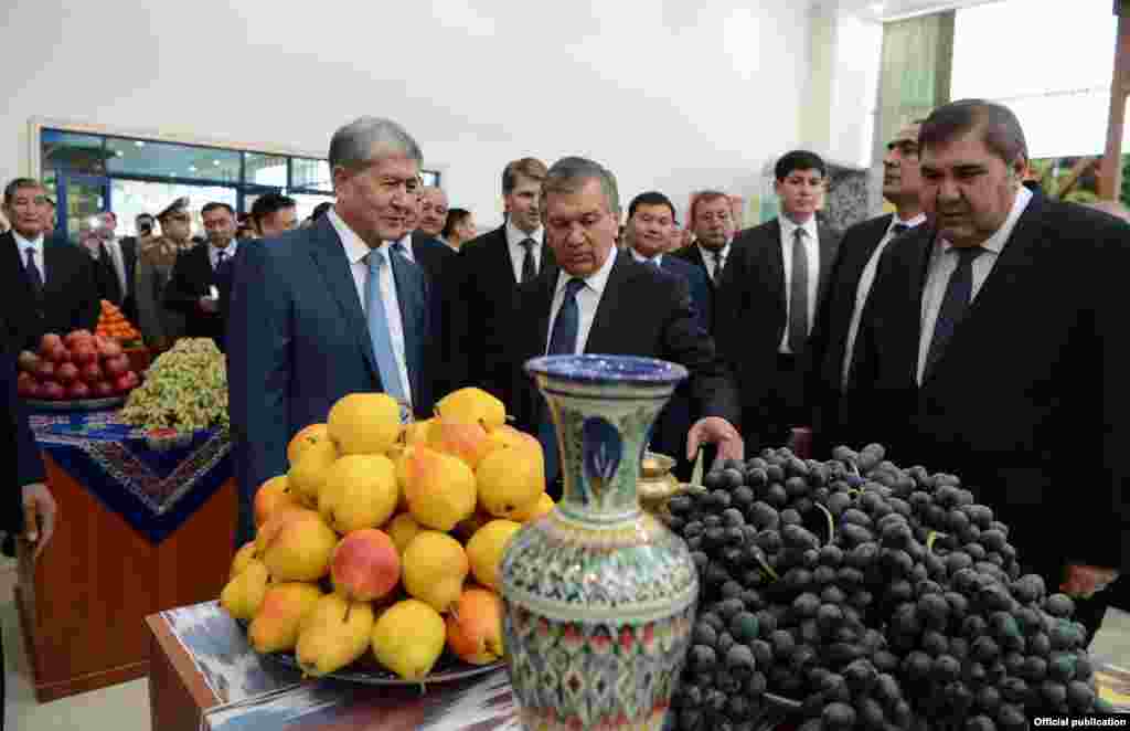 Ўзбекистон - Қирғиз президенти Алмазбек Атамбаев Тошкентга келди¸ Мирзиëев ҳамкасбини аэропортда ўзи кутиб олди.