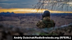 Український військовий на териконі під селищем Золоте-4, грудень 2017 року
