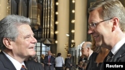 Candidații prezidențiali Joachim Gauck și Christian Wulff la un serviciu religios desfășurat înaintea alegerii
