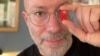 "Te is tűzd ki ma a piros szalagot! AIDS világnap van, a járványak távolról sincs vége" - üzeni közösségi oldalán Bereczky Tamás