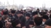 Митингге чыккандардын талаптарын өкмөттүн облустагы өкүлү Аманбай Кайыпов угуп, талаптардын баарын өкмөт башчыга жеткирүүгө убада кылды. 