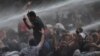 Poliţia armeană, folosind tunuri de apă împotriva manifestanţilor de la Erevan, 23 iunie 2015