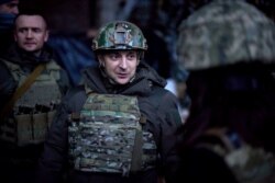 Президент Украины Владимир Зеленский на линии соприкосновения сторон в Донбассе. Февраль 2021 года