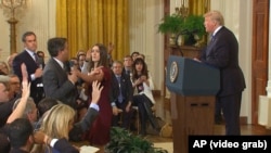 O imagine a incidentului petrecut la conferința de presă a președintelui Trump de la Casa Albă la 7 noiembrie 2018