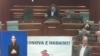 Transparent Hašimovo Kosovo ispred govornice u Skupštini.