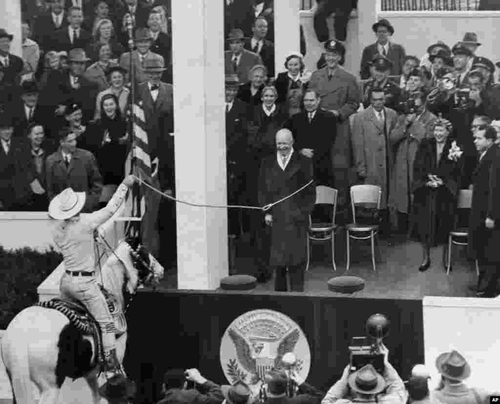1953-nji ýylyň 20-nji ýanwarynda inaugurasiýa dabarasy geçirilende, Monty Montanaly at çopany prezident Duaýt D. Eýsenhaweriň üstüne kement oklap, gülki döretdi. Eýsenhawer ABŞ-nyň prezidentiniň wezipesine doly iki möhletde hyzmat etdi. 