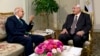 Египеттин утурумдук президенти Адли Мансур (оңдо) оппозициянын лидери Мухаммед ал-Барадей менен Каирдеги президенттик резиденцияда жолугушууда, 6-июль, 2013 