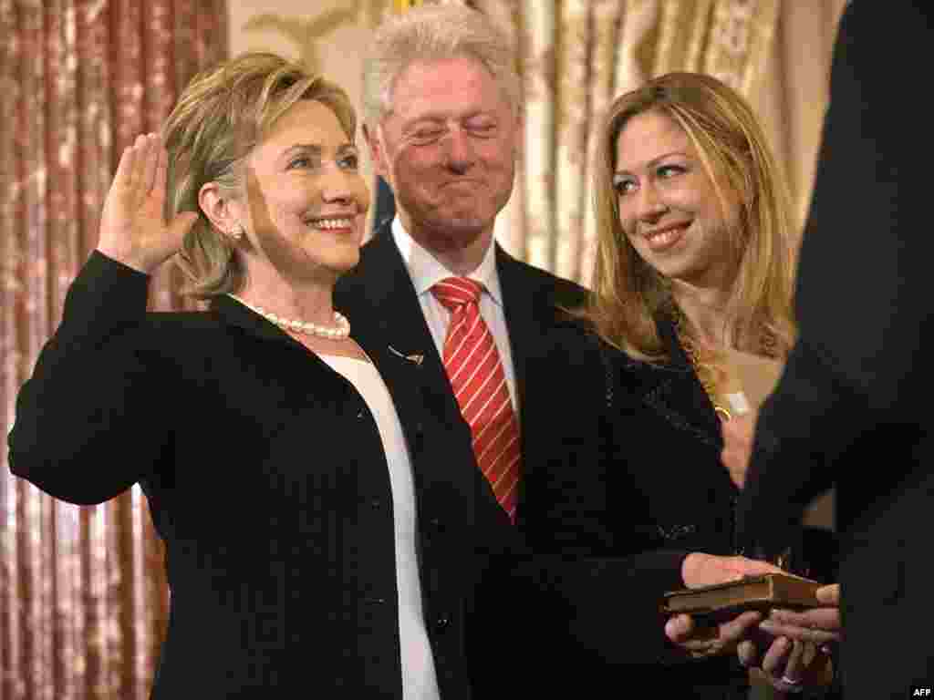 ABŞ: keçmiş prezident Bill Clinton xanımı Hillary (solda) və qızı Chelsea ilə.