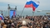 Жители Севастополя слушают телеобращение президента России Владимира Путина. 17 апреля 2014 года
