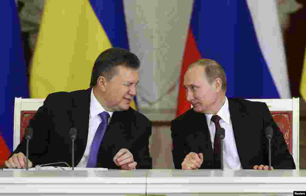 Росія – Віктор Янукович підморгує Володимирові Путіну під час церемонії підписання угод за підсумками засідання російсько-української міждержавної комісії в Кремлі, Москва, 17 грудня 2013 року
