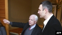 Senatorul John McCain (st) vorbind cu Vitali Klitciko, liderul Partidului UDAR la Kiev