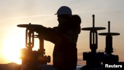 U.S. President Donald Trump said Russia and Saudi Arabia are discussing holding talks about the decline in oil prices.