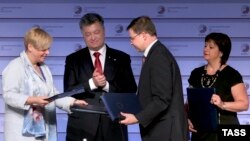უკრაინის დელეგაციის წევრები ევროკავშირთან შეთანხმების ხელმოწერის შემდეგ