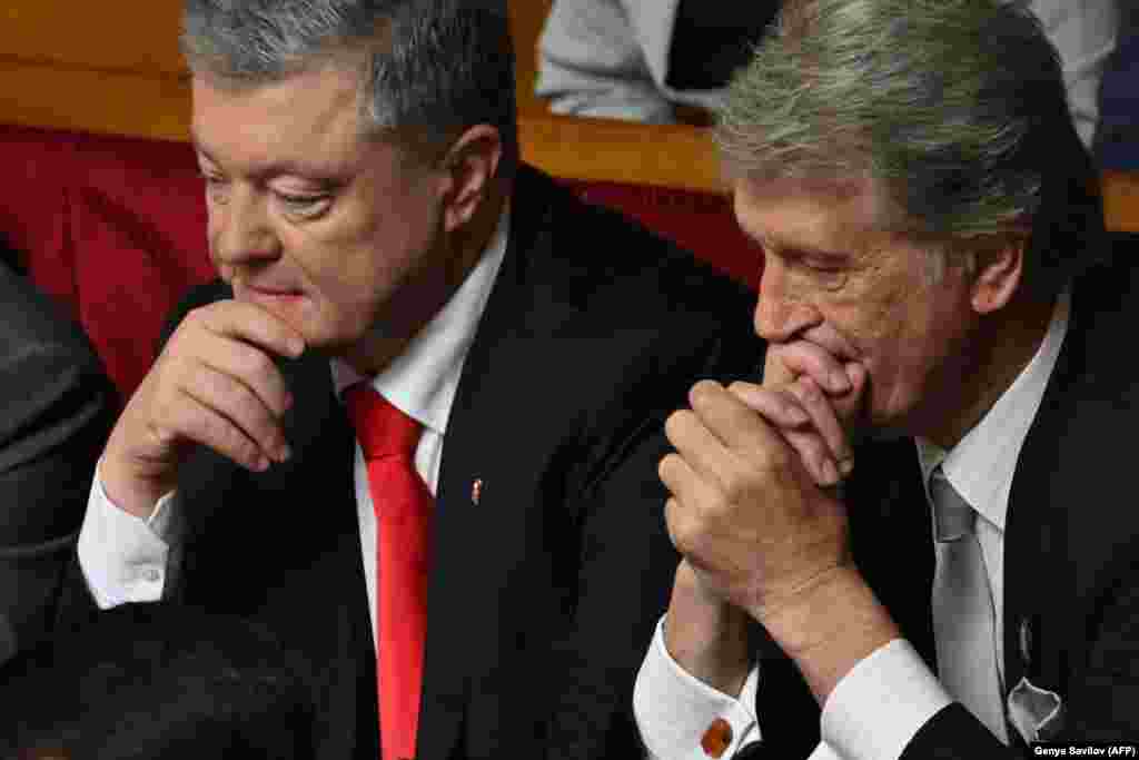 Outgoing President Petro Poroshenko (left), who lost to Zelenskiy by a wide margin, and former President Viktor Yushchenko attend the inauguration ceremony.