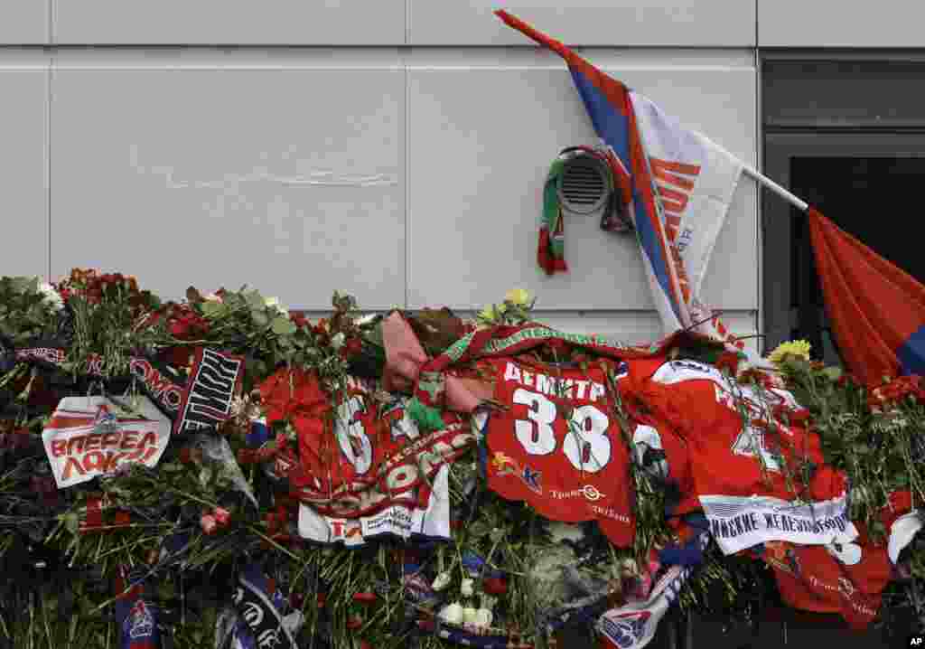 As a mark of respect for those killed, fans left thousands of flowers, team jerseys, and flags outside Lokomotiv Yaroslavl's arena.