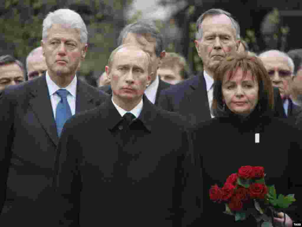 Former U.S. President Bill Clinton (left), Russian President Vladimir Putin, former U.S. President George H.W. Bush, and Lyudmila Putina attend the funeral of former Russian President Boris Yeltsin in Moscow in April 2007.