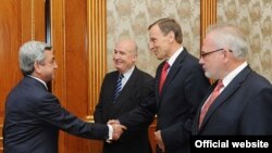 Հայաստանի նախագահը Սերժ Սարգսյանը ընդունում է Մինսկի խմբի համանախագահներին: 9-ը հունիսի, 2011: