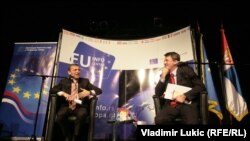Vensan Dežer i Žarko Obradović tokom susreta sa srednjoškolcima, Beograd, 24. januar 2013.