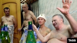 Оьрсийчоь -- Жириновский Владимир а, либерал-демократин партера Москох мэран кандидат хилла Дегтярев Михаил а ву саунехь сакъоьруш, Москох, 15Тов 2013.