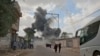 Oamenii fug în timp ce se ridică coloane de fum în urma unui atac aerian israelian în Deir al-Balah, Fâșia Gaza, 21 august 2025. Captură de ecran dintr-un videoclip obținut de Reuters.