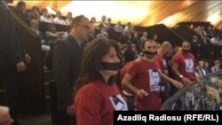 Акция протеста во время речи президента Азербайджана Ильхама Алиева в Страсбурге, 24 июня 2014 года. 
