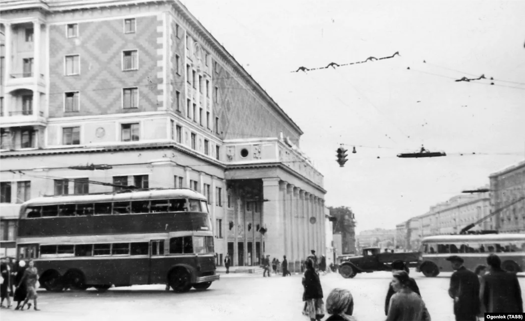 În 1941, la Moscova existau trei flotile de troleibuz, care circulau pe 17 linii. Traficul în oraș a fost complicat nu numai de desele scurtcircuite ale rețelei electrice, ci și de avarierea drumurilor și a liniilor electrice aeriene.