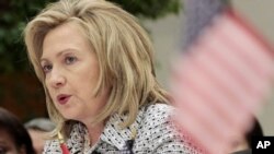 Secretarul de stat Hillary Rodham Clinton vorbind la deschiderea consultărilor de la Washington