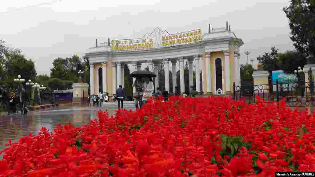 Алматыда осымен екінші рет ұйымдастырылған «KitapFest» кітап жәрмеңкесі қаладағы орталық мәдениет және демалыс саябағында өтті. 5 қыркүйек 2015 жыл.