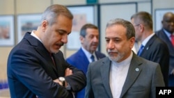 Iranski ministar vanjskih poslova Abbas Aragchi (desno) razgovara sa svojim turskim kolegom Hakanom Fidanom u junu. 